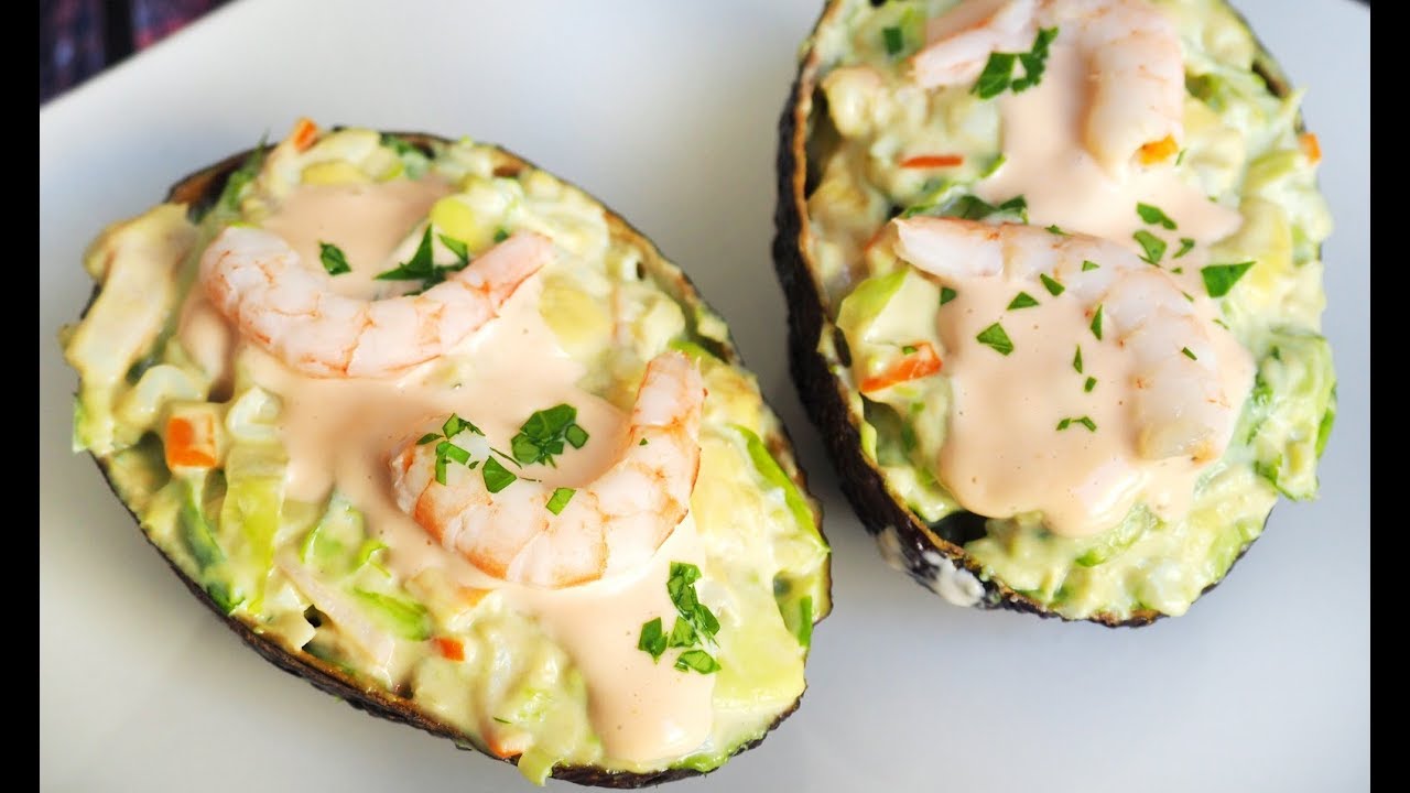 aguacates rellenos de gambas y palitos de cangrejo