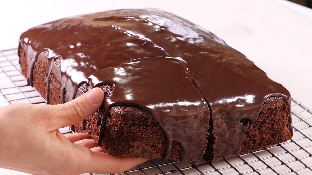 bizcocho de chocolate con chocolate fundido
