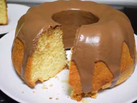 bizcocho esponjoso con cobertura de chocolate