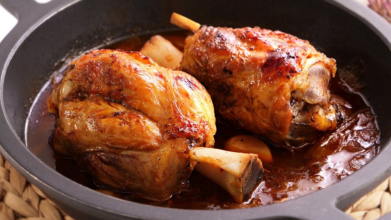 codillo de cerdo al horno con salsa