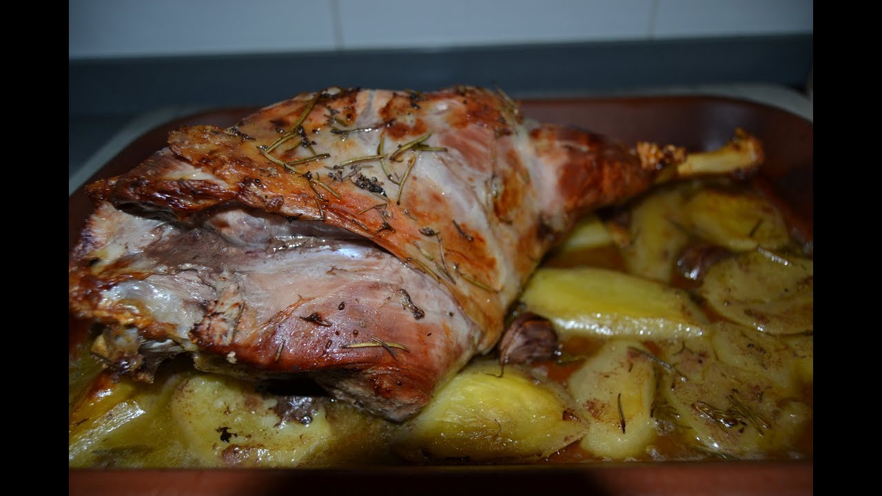 cordero al horno con patatas y romero