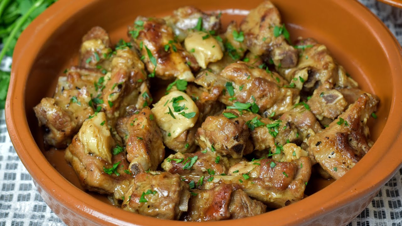 costillas en salsa al ajillo