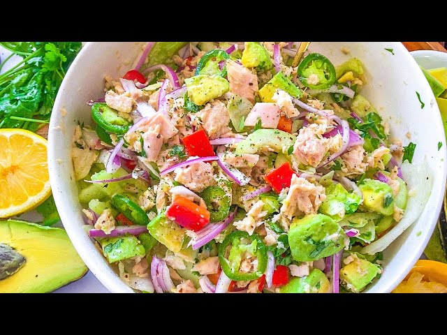 ensalada de aguacate y tomate y atún