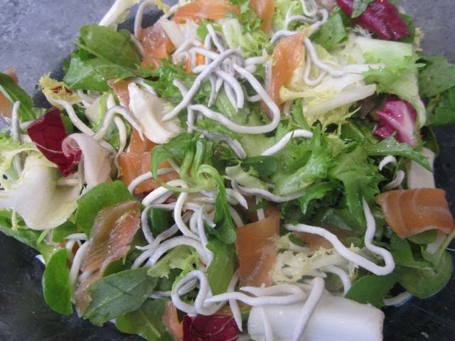 ensalada de gulas y salmon