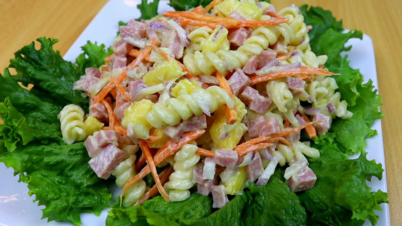 ensalada de pasta con piña y cangrejo