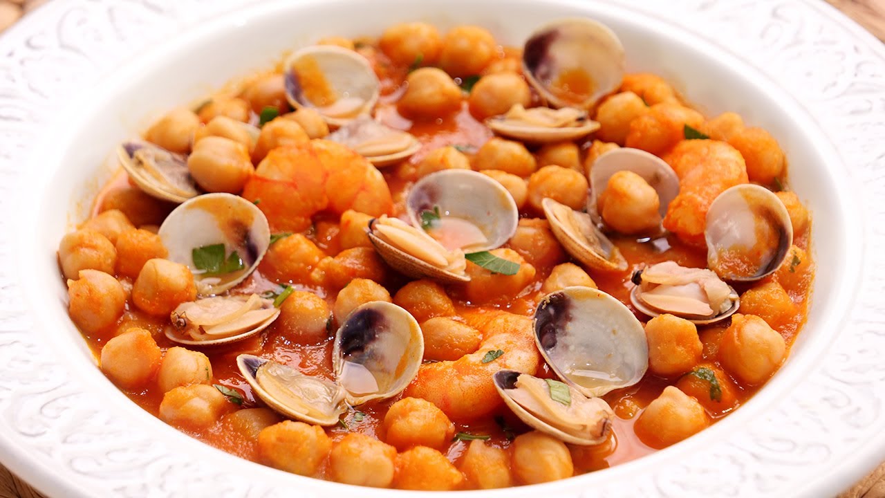 guiso de garbanzos con langostinos y almejas