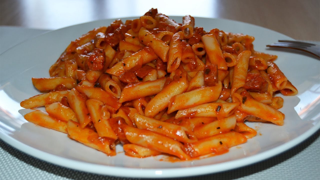 macarrones con chorizo y tomate frito