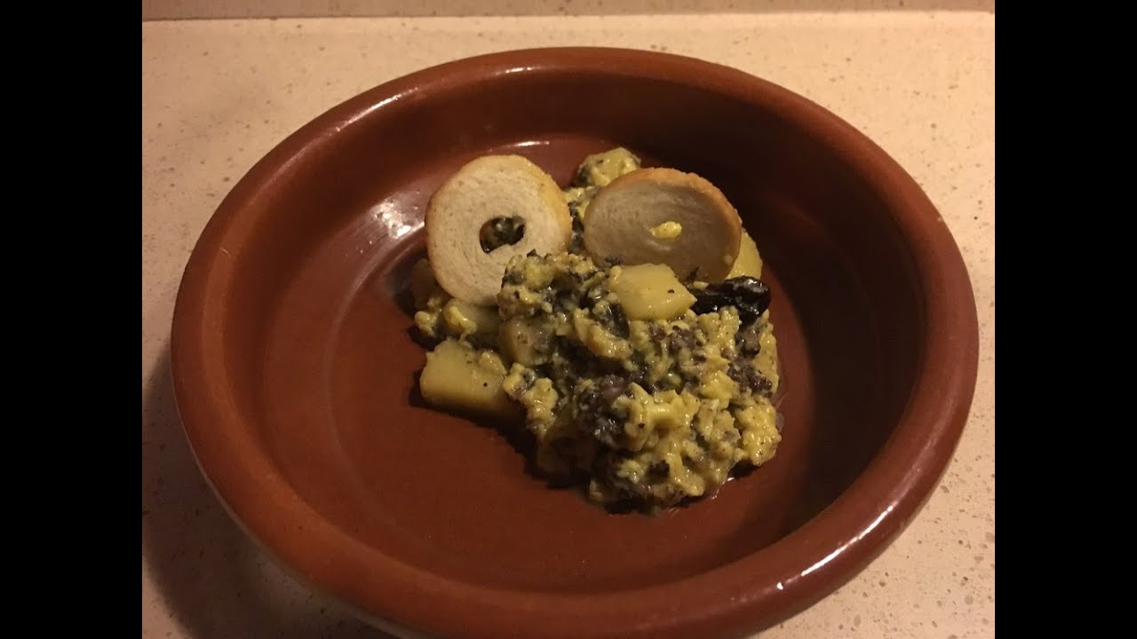 revuelto de morcilla con manzana y pasas