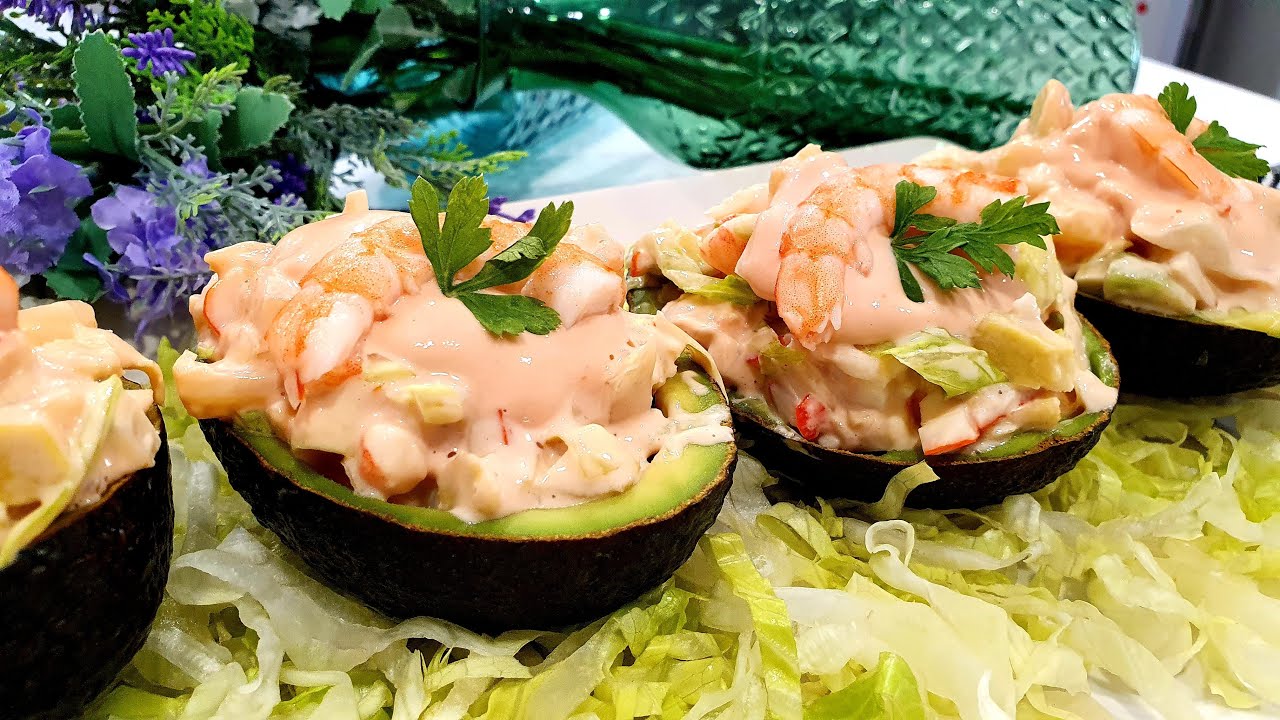 aguacate relleno de langostinos y salsa rosa