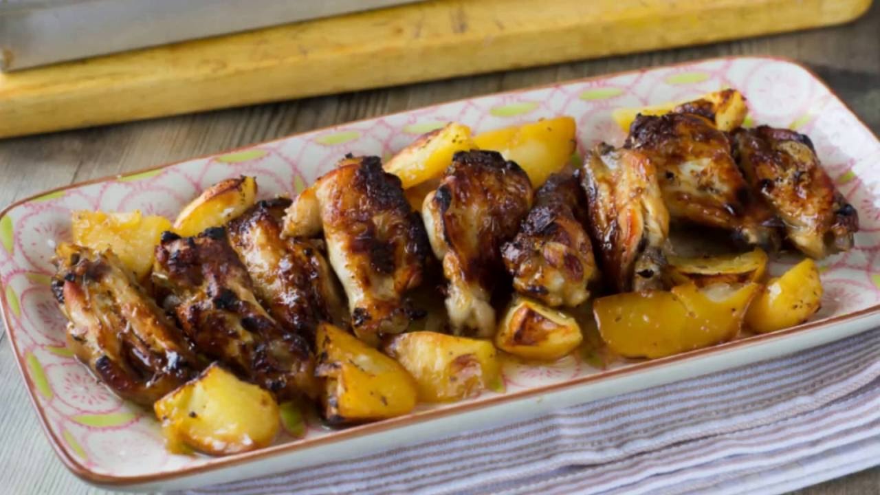alitas de pollo al horno con patatas y cerveza