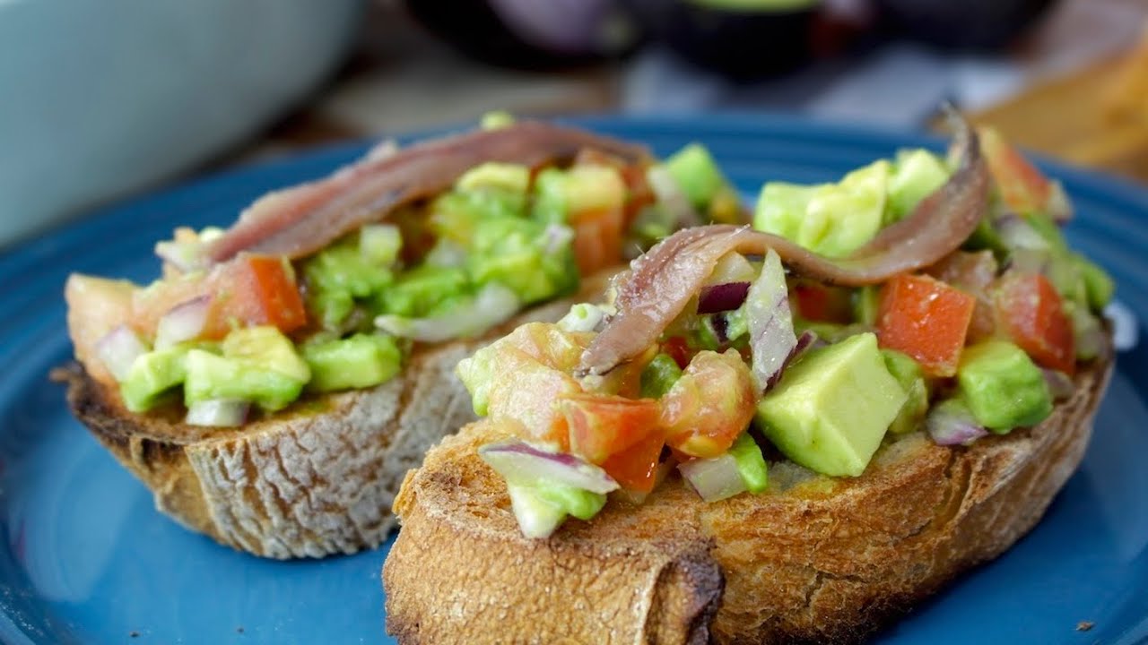 canapés de aguacate y tomate