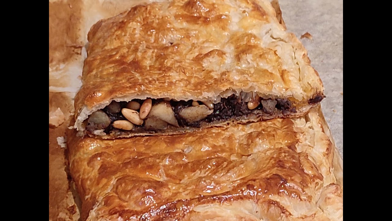 empanada de morcilla y piñones