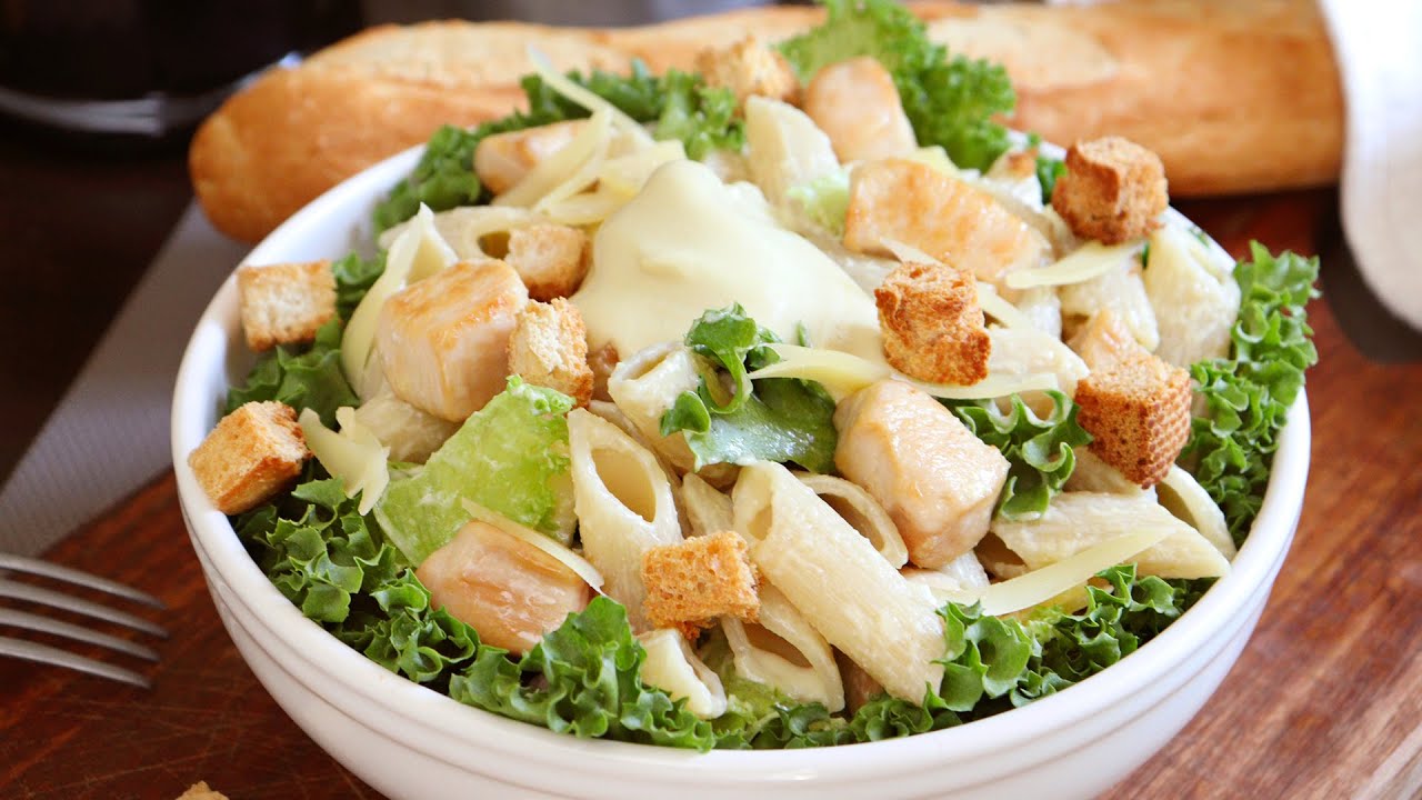 ensalada de pasta con salsa cesar