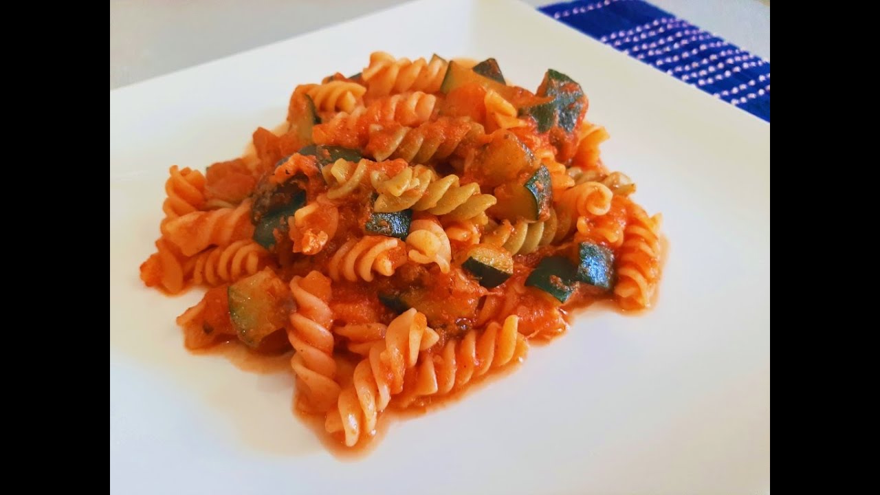 espaguetis con calabacín y tomate