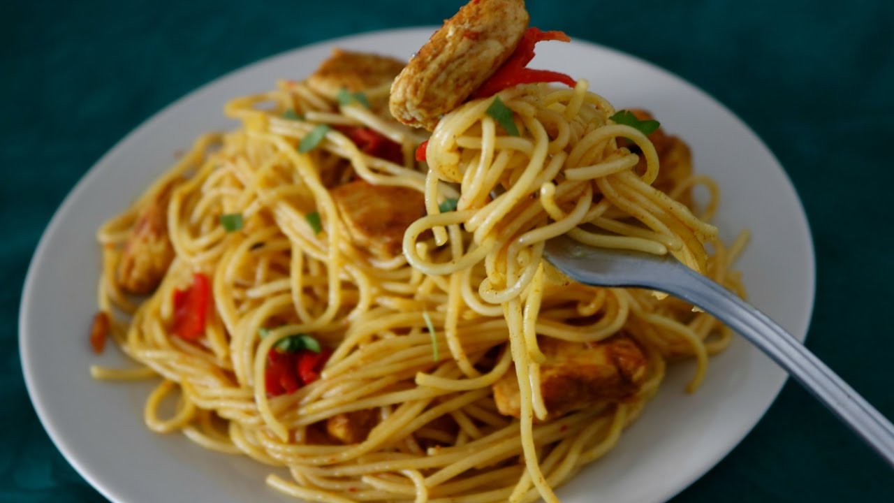 espaguetis con pollo al curry