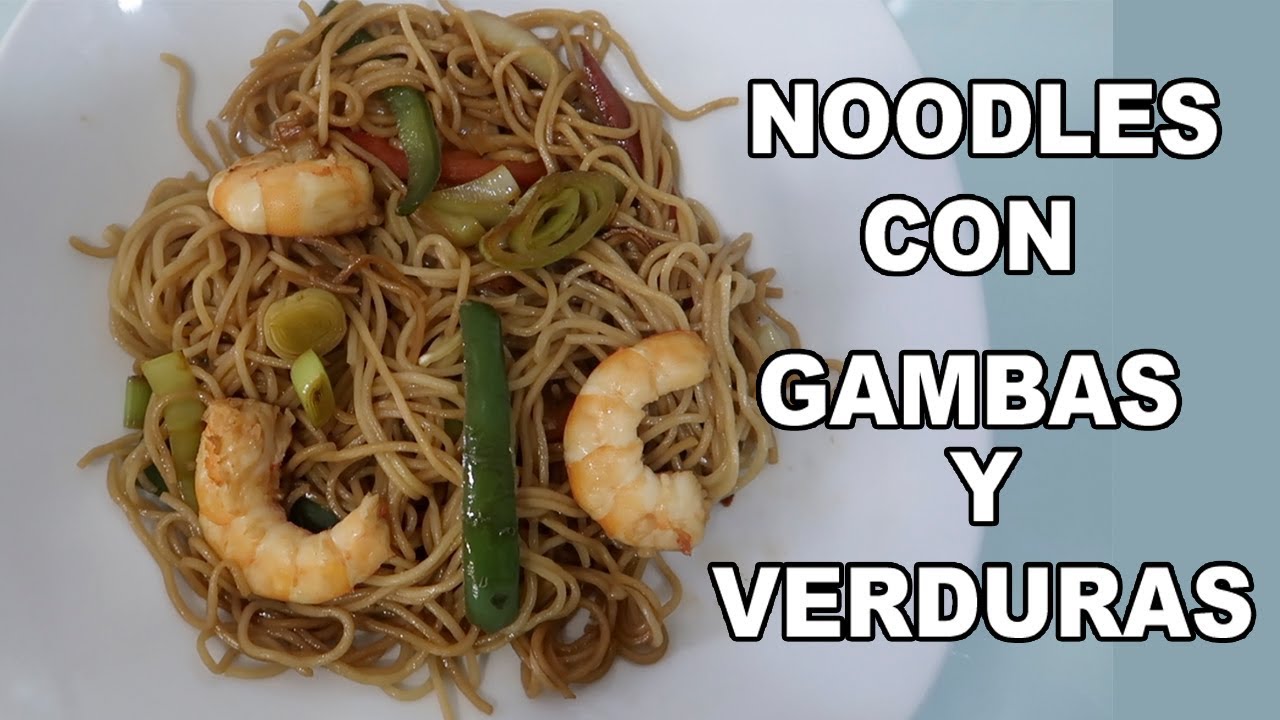 noodles con verduras y gambas