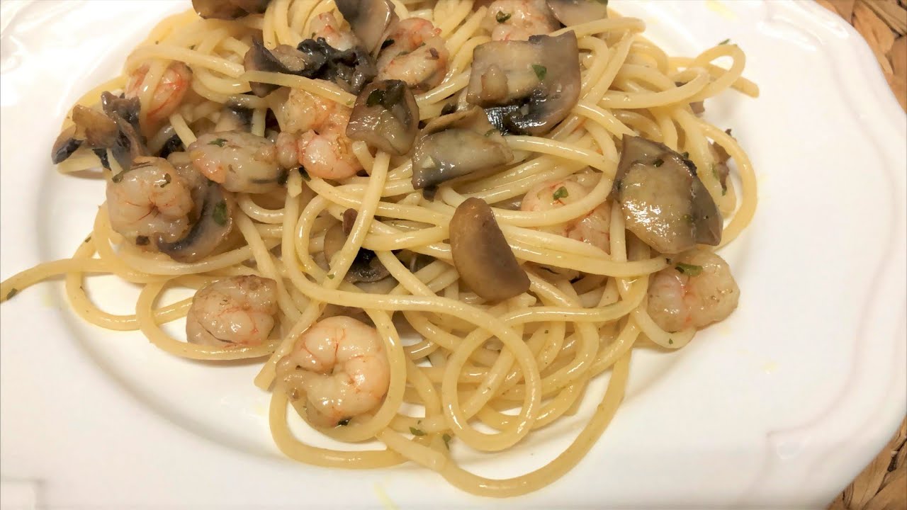 pasta con langostinos y champiñones
