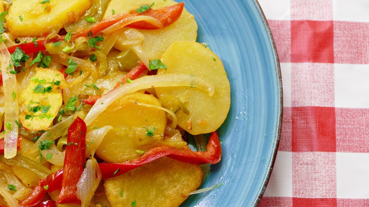 patatas con pimientos y cebolla