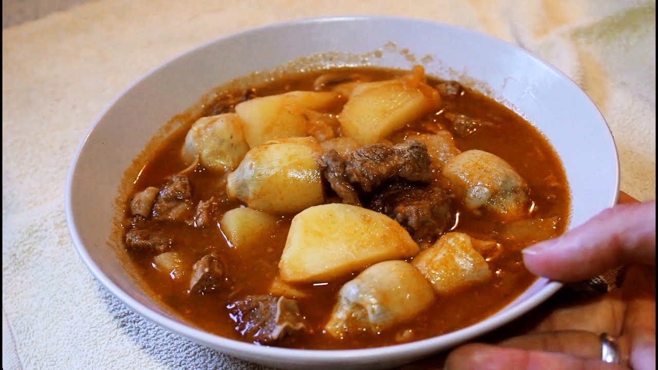 patatas guisadas con carne y alcachofas