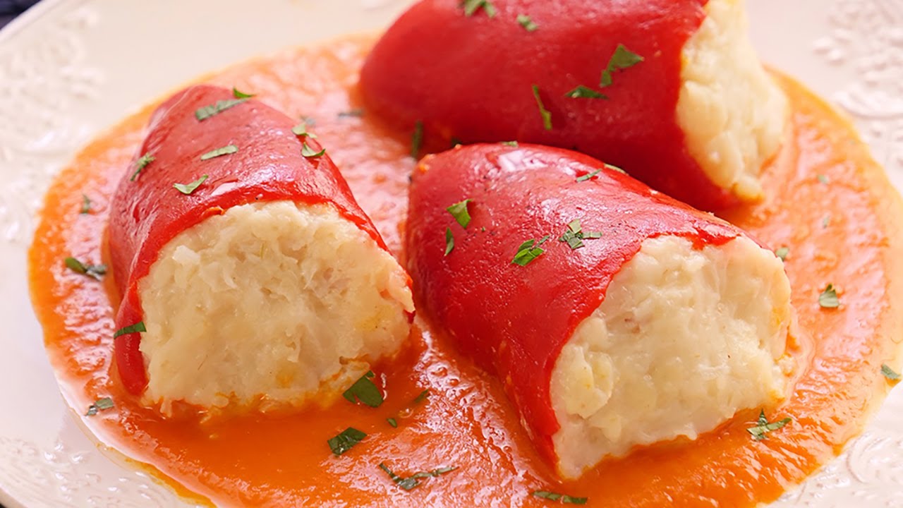 pimientos del piquillo rellenos de bacalao con salsa de pimientos