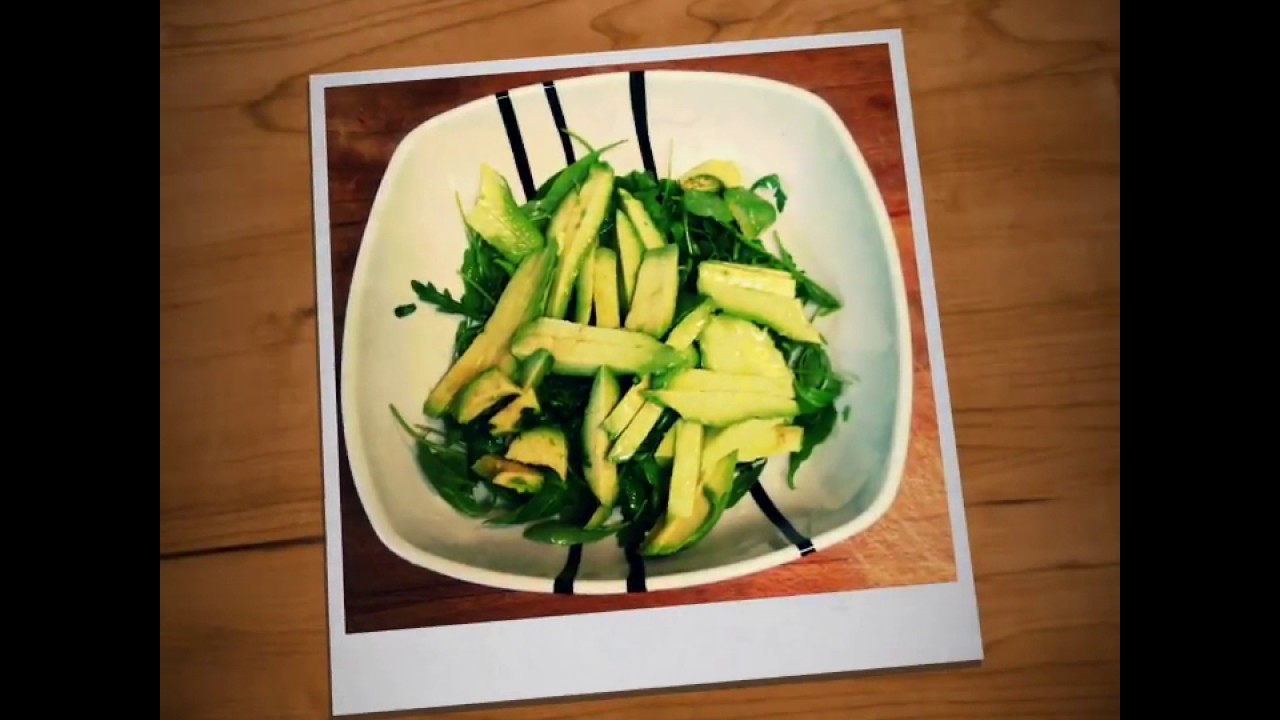 salmon con aguacate y rucula