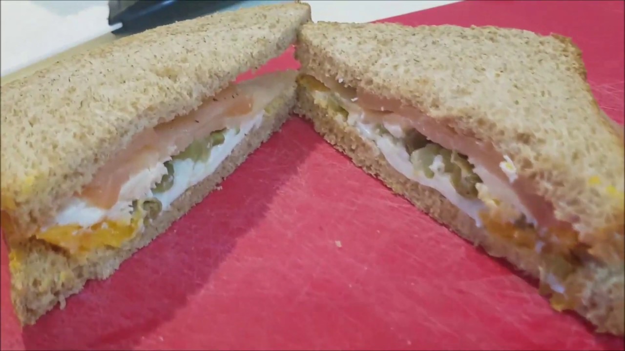 sándwich de salmón ahumado y huevo duro